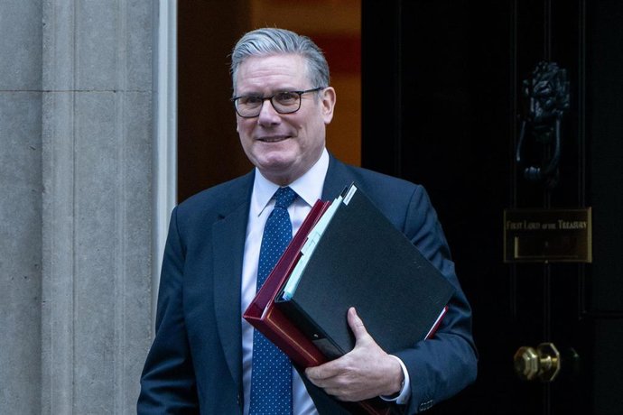 El primer ministro británico, Keir Starmer, abandona Downing Street para acudir a la Cámara de los Comunes. 