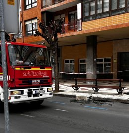 Aparato de aire acondicionado que ha caído desde un sexto piso en Barakaldo por el viento