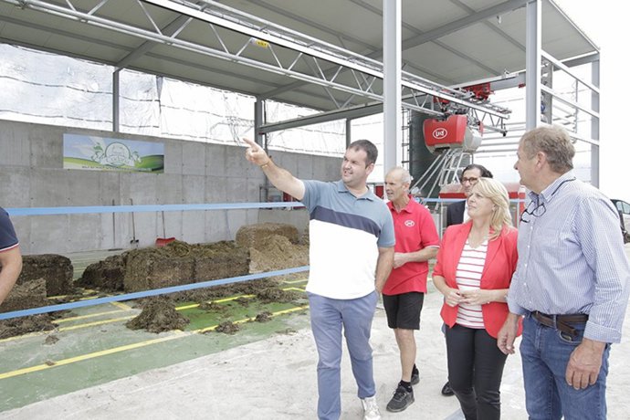 Archivo - La consejera de Desarrollo Rural, María Jesús Susinos, en una explotación