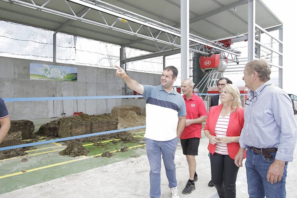Archivo - La consejera de Desarrollo Rural, María Jesús Susinos, en una explotación