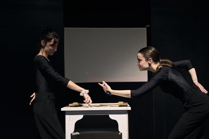 Archivo - Dos adolescentes sordas deciden quedarse solas en el aula de teatro de su instituto mientras el resto del grupo asiste a una función no accesible.