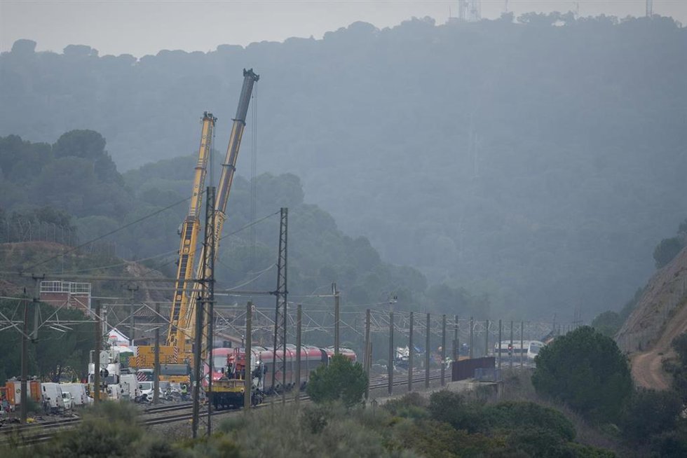 Imagen de los trabajos de rescate de los convoyes de trenes accidentados en la zona del suceso en Adamuz (Córdoba)
