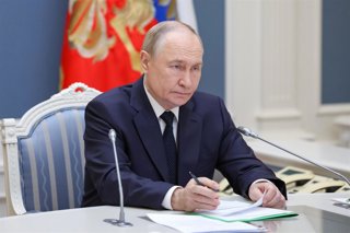 Archivo - El presidente de Rusia, Vladimir Putin, durante una reunión en el Kremlin en octubre de 2025 (archivo)