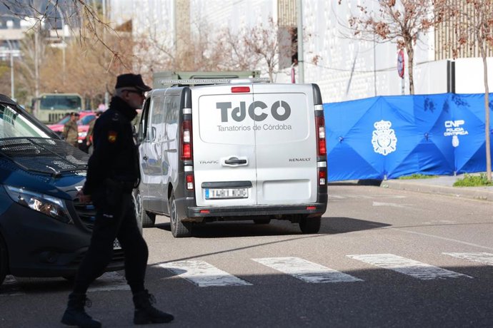 Llegada de un coche fúnebre al Instituto de Medicina Legal.