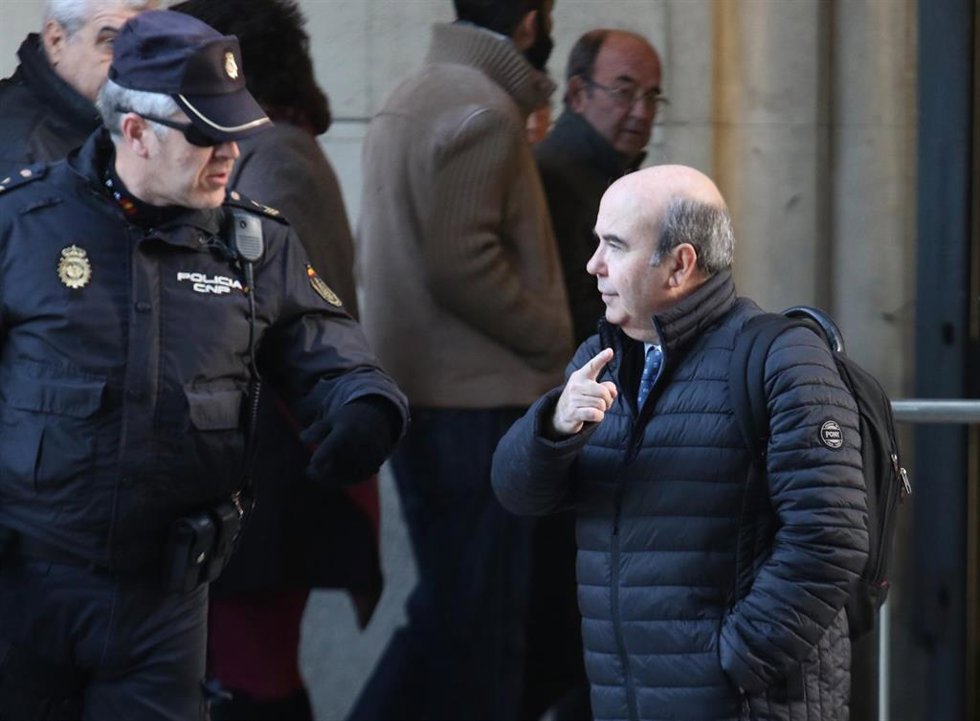 Archivo - El exconsejero Gaspar Zarrías llega a la novena sesión del juicio del caso ERE.