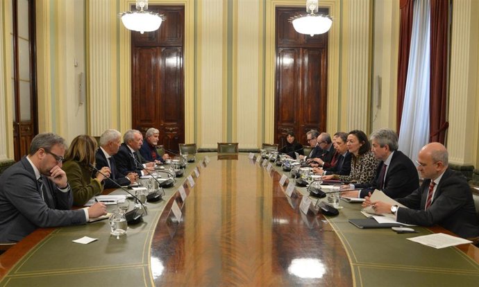 Reunión del ministro de Agricultura, Luis Planas, y Cooperativas de España