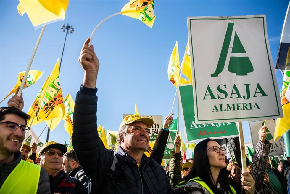 Archivo - Varias personas durante una protesta de agricultores y ganaderos 