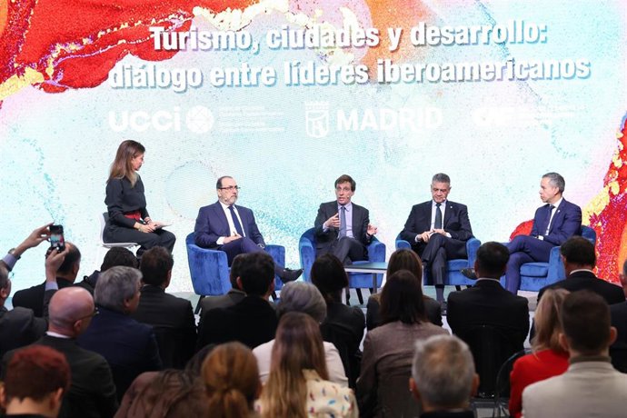 El jefe de gobierno de la Ciudad Autónoma de Buenos Aires, Jorge Macri, el alcalde de Madrid, José Luis Martínez-Almeida, el presidente del CAF, Sergio Díaz Granados, y el alcalde de San Juan de Puerto Rico, Miguel Romero, participan en Fitur