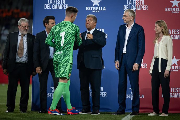 Archivo - El presidente del FC Barcelona, Joan Laporta, y el portero Marc-André ter Stegen gesticulan durante el Trofeo Joan Gamper 2024