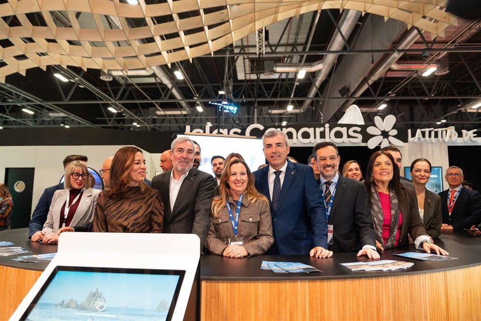 La presidenta del Cabildo de Tenerife, Rosa Dávila (c), en la inauguración de Fitur