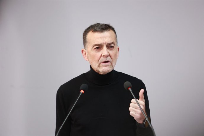 El coordinador federal de Izquierda Unida y candidato de Por Andalucía a la presidencia de la Junta de Andalucía, Antonio Maíllo interviene durante la rueda de prensa. A 12 de enero de 2026, en Sevilla (Andalucía, España).