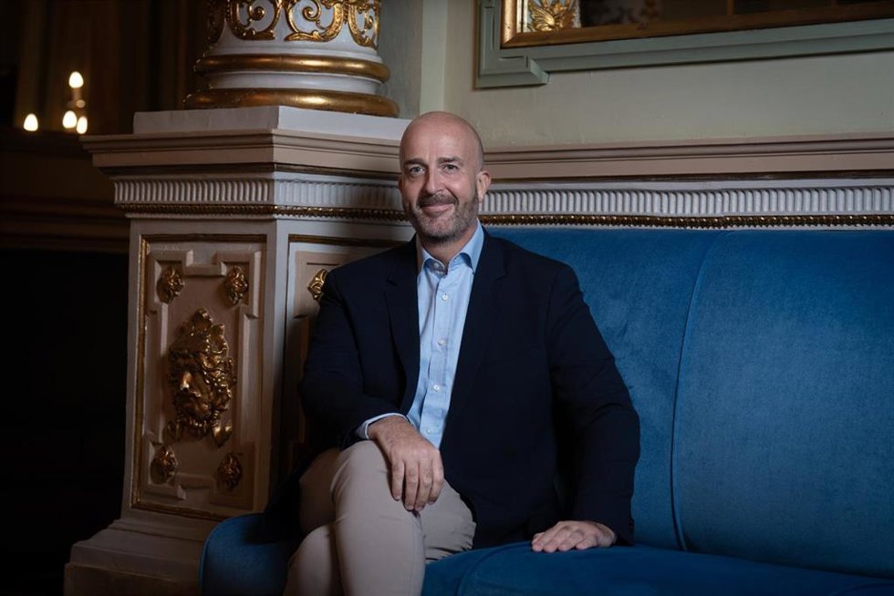 Archivo - El director artístico del Gran Teatre del Liceu, Víctor García de Gomar, posa durante la presentación de la ópera Eugene Onegin, en el Gran Teatre del Liceu, a 13 de septiembre de 2023, en Barcelona