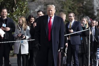 Archivo - El presidente de Estados Unidos, Donald Tump, abandona la Casa Blanca.  