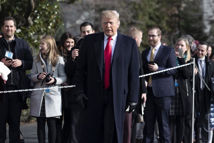 Archivo - December 8, 2018 - Washington, District of Columbia, United States of America - US President Donald Tump talks to reporters prior to boarding Marine One as he departs the White House in Washington, DC on December 8, 2018. Trump will travel to Ph