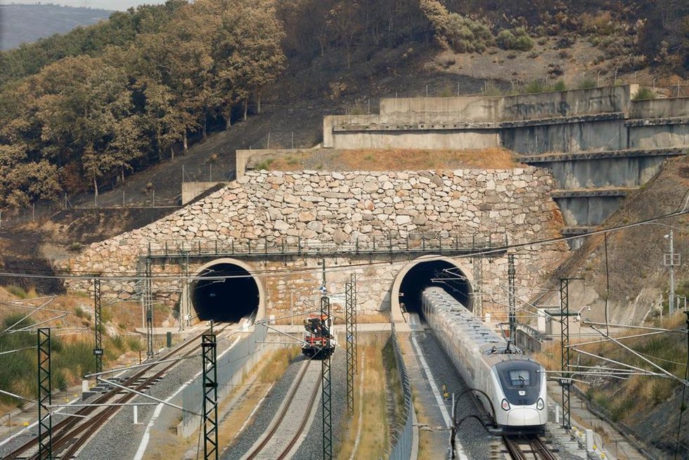 Archivo - Un tren de la línea AVE Madrid-Galicia a su paso por una zona quemada por los incendios, a 21 de agosto de 2025, en A Gudiña, Ourense, Galicia (España). Los trenes habituales en la línea de alta velocidad Madrid-Galicia circulan desde hoy con 