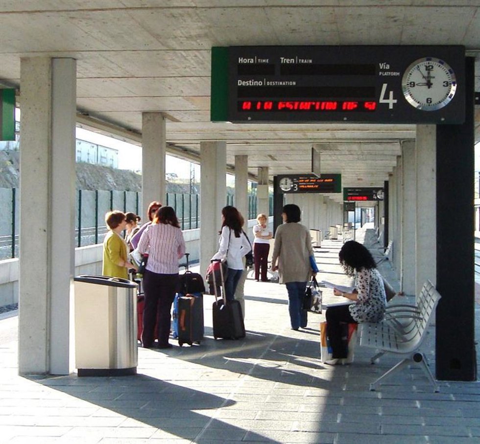Archivo - Pasajeros esperando para el embarque en un aeropuerto de la UE.