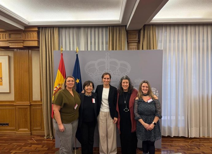 Imagen del encuentro entre la ministra de Sanidad y las representantes de las asociaciones.