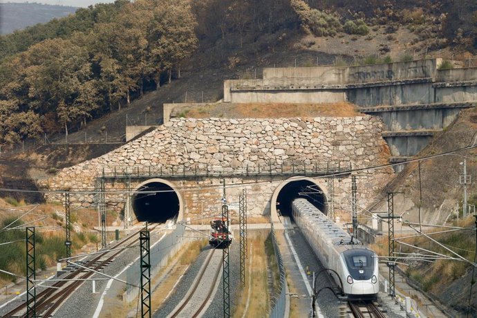 Archivo - Arquivo - Un tren da liña AVE Madrid-Galicia ao seu paso por unha zona queimada polos incendios, a 21 de agosto de 2025, na Gudiña, Ourense, Galicia (España). Os trens habituais na liña de alta velocidade Madrid-Galicia circulan desde hoxe con n