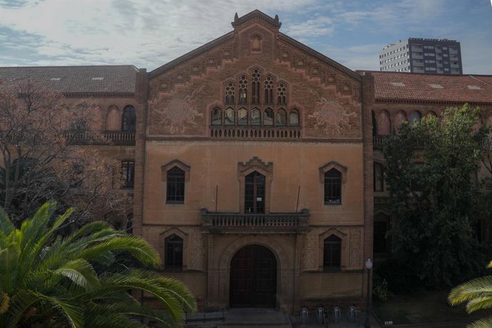 Façana de l'actual residència Ramon Llull