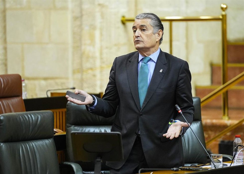 Archivo - El consejero de Sanidad, Presidencia y Emergencias, Antonio Sanz, en una imagen de archivo en el Pleno del Parlamento.
