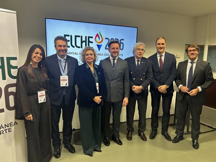 Foto de familia antes de la presentación de Elche como Capital Mediterránea del Deporte 2026.