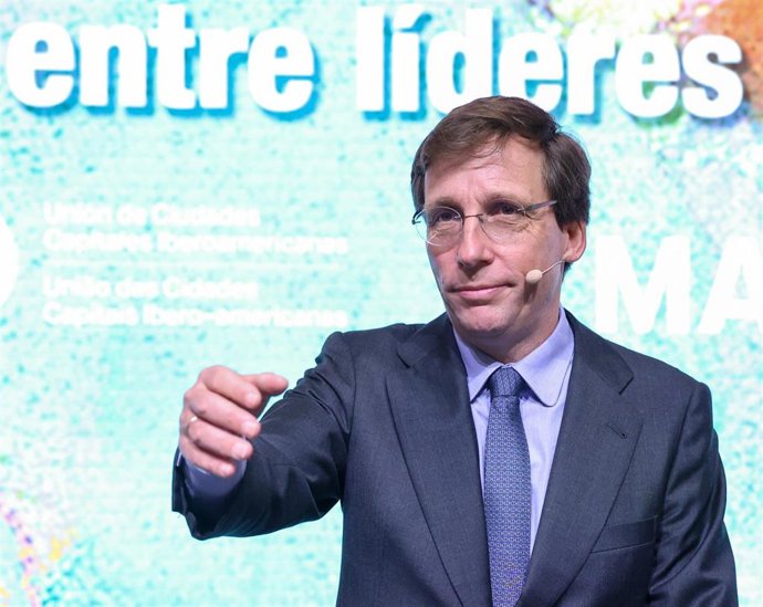 El alcalde de Madrid, José Luis Martínez-Almeida, participa en la mesa redonda 'Turismo, ciudades y desarrollo. Diálogo entre líderes iberoamericanos', a 21 de enero de 2026, en Madrid (España).
