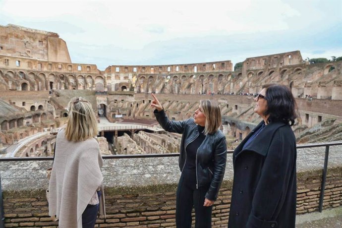 La alcaldesa de Cartagena, Noelia Arroyo, en el Coliseo de Roma