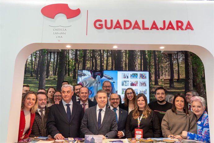 El presidente de las Cortes junto al presidente regional en su visita al expositor de la región en la Feria Internacional de Turismo (Fitur).