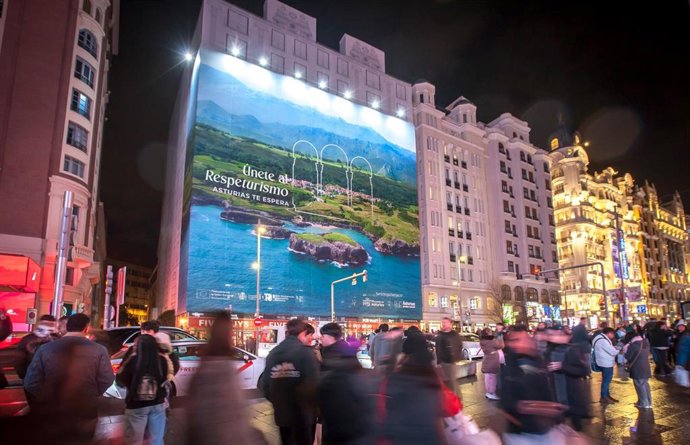 Lona promocional de Asturias en Callao, Madrid, con el lema 'Únete al respeturismo'.