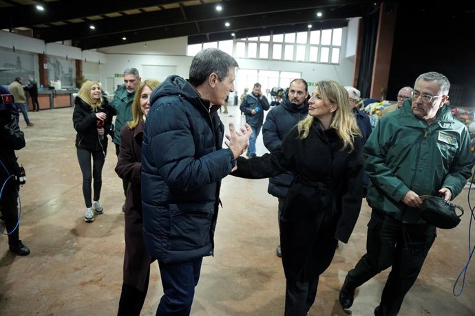 La vicepresidenta segunda del Gobierno y ministra de Trabajo y Economía Social, Yolanda Díaz (c), realiza una visita al puesto de mando avanzado y mantiene un encuentro con los trabajadores que participan en las labores de rescate tras el accidente ferrov