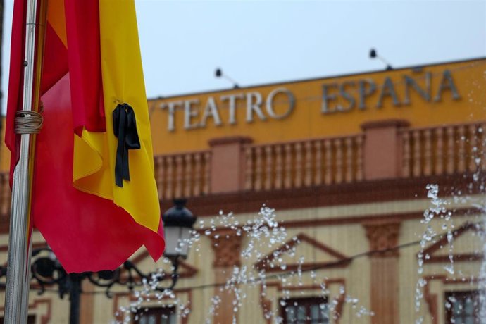 Banderas a media asta y crespones negros en La Palma del Condado en señal de luto por las víctimas del accidente ferroviario de Adamuz, dos de ellas vecinos del municipio.