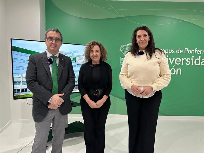 La vicerrectora del Campus de Ponferrada, Pilar Marqués (centro) y el vicerrector de Investigación y Transferencia de la ULE, Santiago Gutiérrez (aquierda), con la doctora Noelia Flórez (derecha).