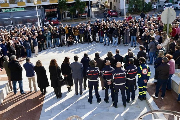 Imágenes de los cinco minutos de silencio convocado este martes por el Ayuntamiento de Punta Umbría (Huelva) en memoria de las personas fallecidas en el accidente de tren de Adamuz. 