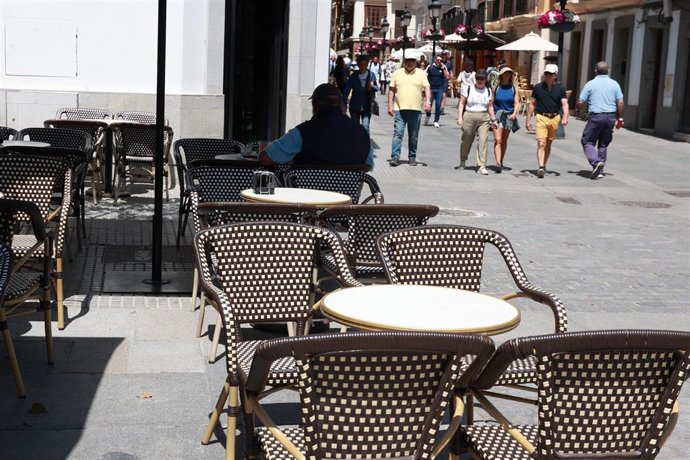 Archivo - Mesas de terraza en un bar de Cádiz.