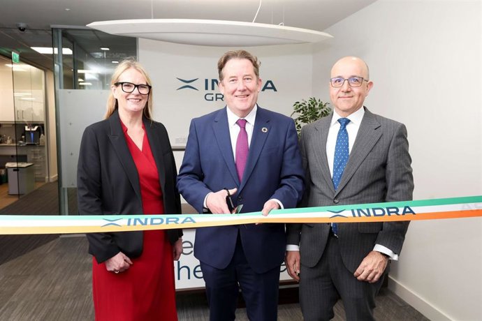 Archivo - De izquierda a derecha: Anne Shaw, CEO de la National Transport Authority de Irlanda; el ministro de Transporte de Irlanda, Darragh O'Brien, y el director de Movilidad y Tecnología de Indra, Raúl Ripio, durante la inauguración de la nueva sede d