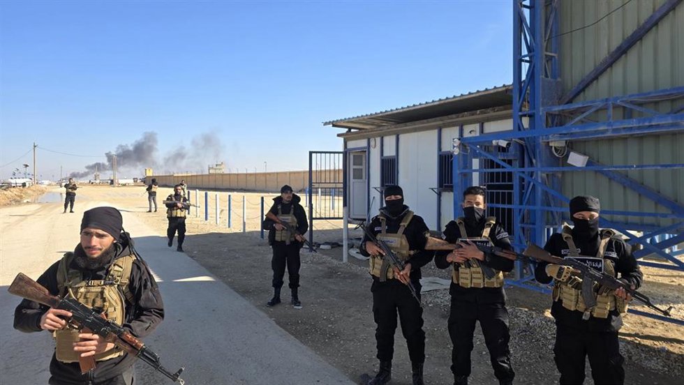 Fuerzas de seguridad sirias desplegadas en el campamento de Al Hol, que  acoge a miles de personas vinculadas con el grupo yihadista Estado Islámico