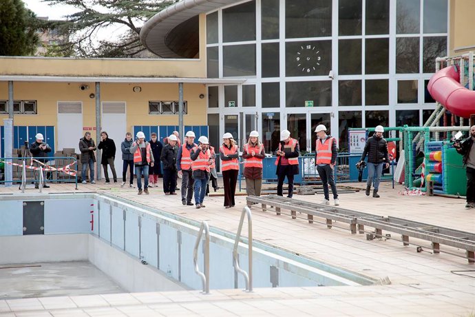 L'alcaldessa de València, María José Catalá, visita els treballs de rehabilitació de les piscines del Parc de l'Oest.