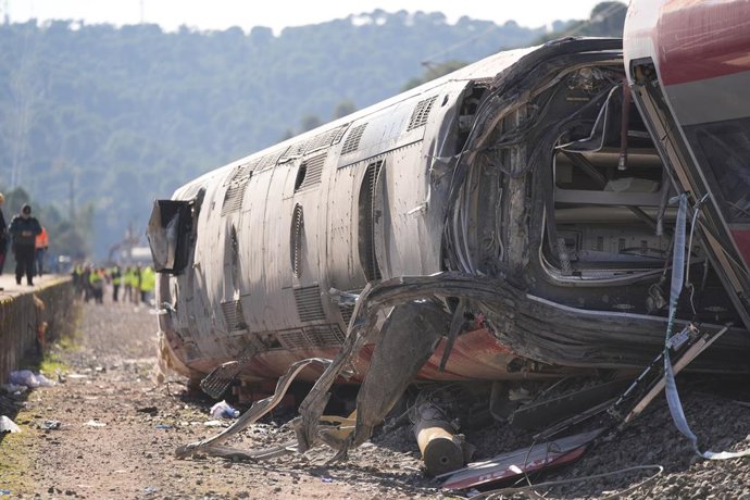 Uno de los vagones del tren de Iryo que descarriló, a 20 de enero de 2026, en Adamuz, Córdoba, Andalucía (España). El descarrilamiento de un tren de alta velocidad y la posterior colisión con otro convoy, ocurrido en la tarde de este domingo en Adamuz (Có
