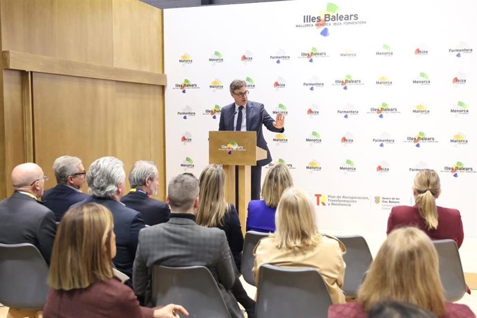 El conseller de Economía, Hacienda e Innovación, Antoni Costa, presenta el informe 'Coyuntura económica turística 2025 y Perspectivas 2026' en Fitur.