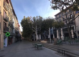 Archivo - Calle Coso de Barbastro (Huesca)