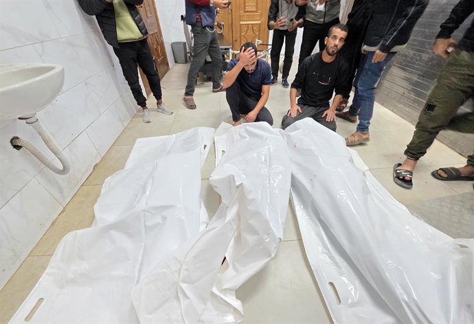 Archivo - Arquivo - Palestinos junto a vários mortos por ataques executados em dezembro de 2025 pelo Exército de Israel contra Jan Yunis, no sul da Faixa de Gaza, apesar do cessar-fogo em vigor desde 10 de outubro de 2025 (arquivo)