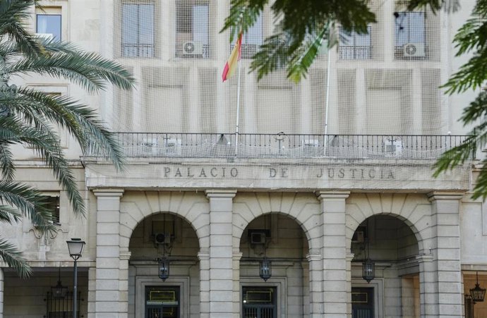 Archivo - Sevilla.-Tribunales.-La Fiscalía pide seis años de prisión a un acusado reincidente por robar 100 euros y licor a un bar