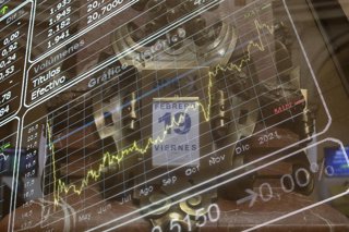 Archivo - Un calendario con fecha 19 de febrero en el Palacio de la Bolsa de Madrid (España)