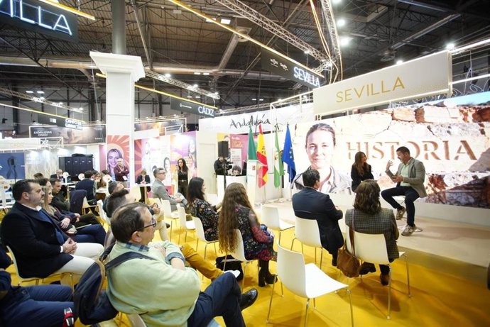 Una de las pocas empresas que ha acudido a Fitur presenta su oferta turística en el stand de la Diputación.