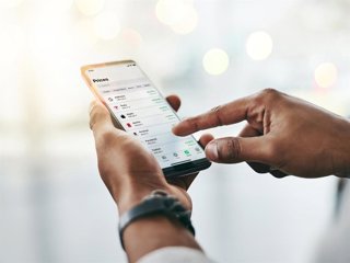 Archivo - Bitpanda permitirá a sus usuarios invertir en acciones fraccionadas de grandes tecnológicas