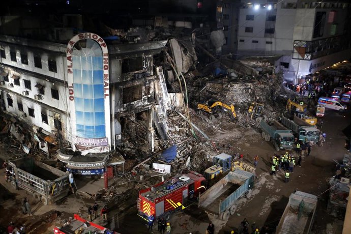 Servicios de emergencia durante las labores de rescate tras el incendio en un centro comercial en Karachi (Pakistán)