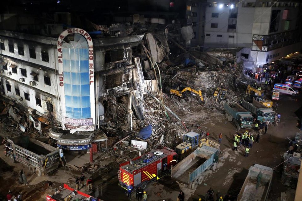 Servicios de emergencia durante las labores de rescate tras el incendio en un centro comercial en Karachi (Pakistán)