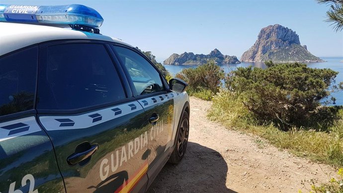 Archivo - Coche de la Guardia Civil en Ibiza