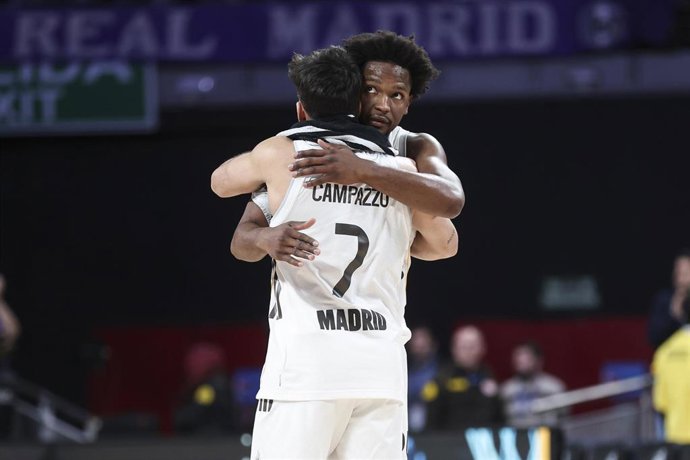 Facundo Campazzo y Andrés Feliz se abrazan durante un partido del Real Madrid