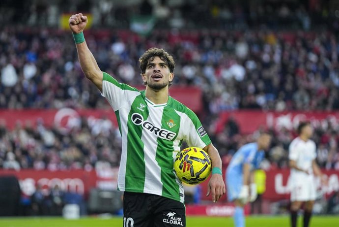 Archivo - El jugador del Real Betis Ez Abde celebrando un gol.